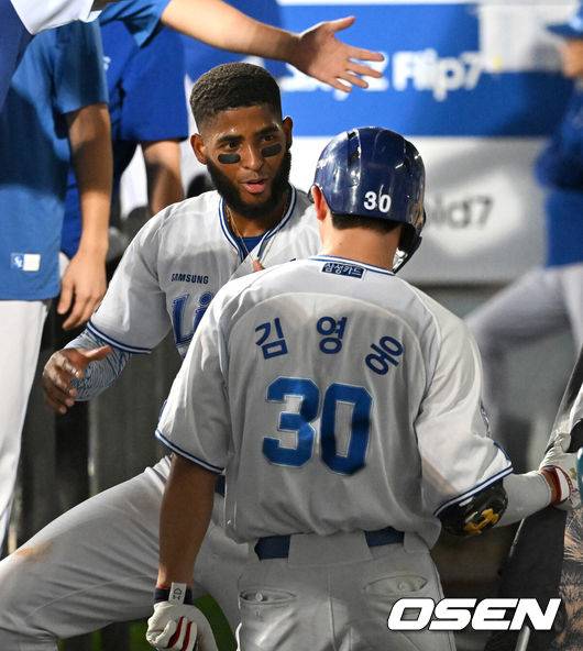 [OSEN=대구, 이대선 기자] 11일 오후 대구 삼성라이온즈파크에서 2025 신한 SOL Bank KBO리그 삼성 라이온즈와 SSG 랜더스의 경기가 열렸다.삼성은 후라도, SSG은 화이트를 선발 투수로 내세웠다.4회말 2사에서 삼성 김영웅이 우월 솔로 홈런을 치고 디아즈와 환호하고 있다. 2025.09.11 /sunday@osen.co.kr