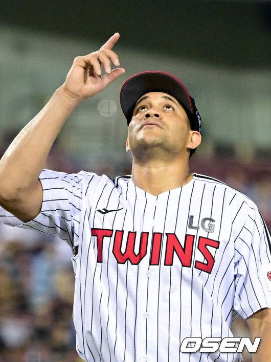 [OSEN=잠실, 조은정 기자]11일 오후 서울 잠실구장에서 ‘2025 신한 SOL Bank KBO리그’ LG 트윈스와 KT 위즈의 경기가 열렸다.홈팀 LG는 치리노스, 방문팀 KT는 헤이수스를 선발로 내세웠다.3회초 이닝을 마친 LG 치리노스가 더그아웃으로 향하고 있다. 2025.09.11 /cej@osen.co.kr