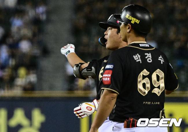 [OSEN=잠실, 조은정 기자]11일 오후 서울 잠실구장에서 ‘2025 신한 SOL Bank KBO리그’ LG 트윈스와 KT 위즈의 경기가 열렸다.홈팀 LG는 치리노스, 방문팀 KT는 헤이수스를 선발로 내세웠다.7회초 무사 1,2루에서 강백호가 적시타를 날린 뒤 포효하고 있다. 2025.09.11 /cej@osen.co.kr