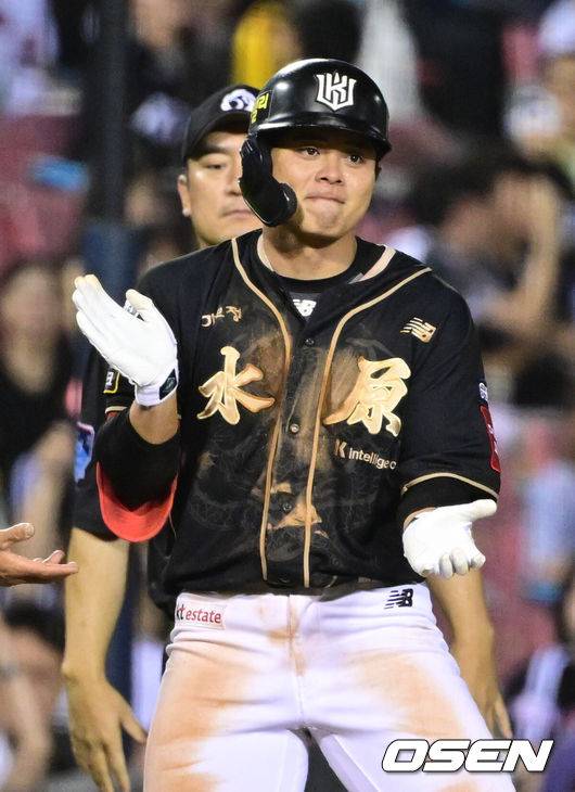 [OSEN=잠실, 조은정 기자]11일 오후 서울 잠실구장에서 ‘2025 신한 SOL Bank KBO리그’ LG 트윈스와 KT 위즈의 경기가 열렸다.홈팀 LG는 치리노스, 방문팀 KT는 헤이수스를 선발로 내세웠다.8회초 1사 1,2루에서 KT 권동진이 역전 2타점 적시 3루타를 날린 뒤 기뻐하고 있다. 2025.09.11 /cej@osen.co.kr