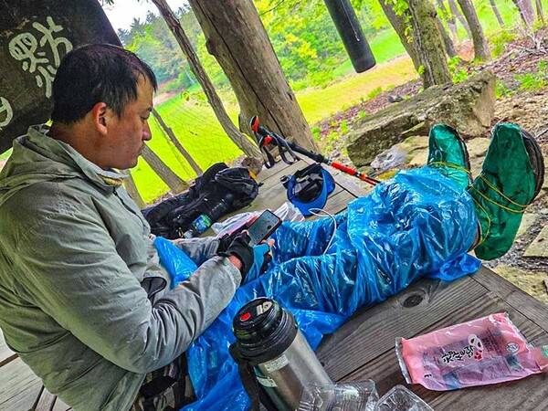 호남국공연산 산행을 한 일주일 중 4일 동안 비가 왔다. 비가 스며들지 않도록 비닐로 하체를 꽁꽁 감쌌다.