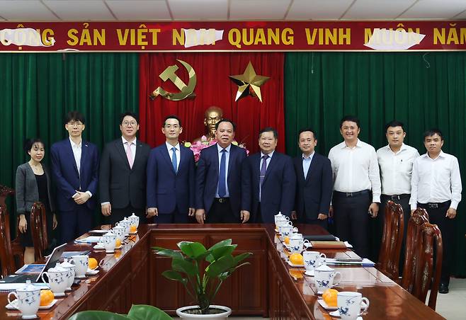 지난 10일 대한전선 자회사 ‘대한비나’의 베트남 동나이성 초고압 케이블 공장 건설 협의에 앞서 대한전선과 동나이성 관계자들이 기념사진을 촬영하고 있다. 대한전선 제공