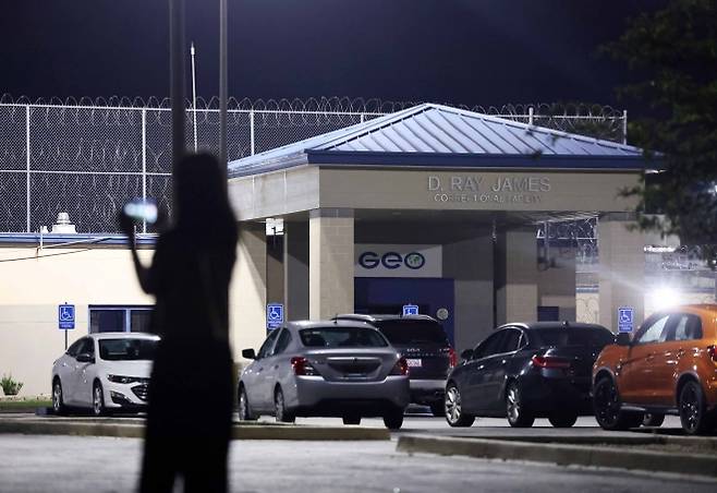 긴장감 감도는 포크스턴 구금시설 - 10일(현지시간) 미국 당국의 이민 단속으로 체포된 현대차그룹·LG에너지솔루션 합작 배터리 공장 건설 현장 직원들의 전세기 탑승이 미뤄진 가운데 이들이 수감된 조지아주 포크스턴의 이민세관단속국(ICE) 구금시설 정문에 밝은 조명이 켜져 있다. 포크스턴 연합뉴스