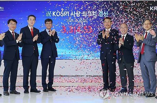 코스피가 종가 기준 사상 최고치를 기록한 10일 오후 부산 남구 한국거래소에서 정은보 한국거래소 이사장을 비롯한 관계자들이 축하 세리머니를 하고 있다. 연합뉴스