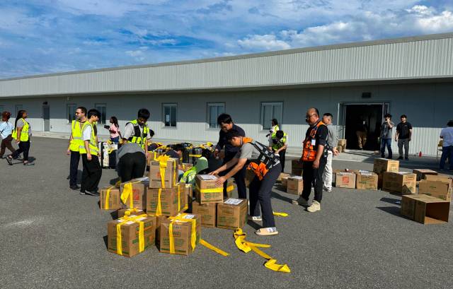 11일(현지 시간) 미국 조지아주 서배너에 위치한 현대차·LG에너지솔루션 배터리 공장 사무실에서 직원들이 구금됐던 근로자들의 귀국을 돕기 위해 짐을 정리하고 있다. 4일 미 이민 당국에 체포된 한국인 316명을 포함한 330명은 이날 구금 7일 만에 풀려나 귀국길에 올랐다. LG에너지솔루션