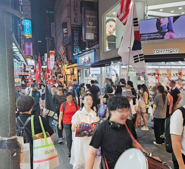 지난달 23일 오후 극우 단체 회원들이 서울 중구 명동 거리에서 집회를 진행하고 있다. 채민석 기자