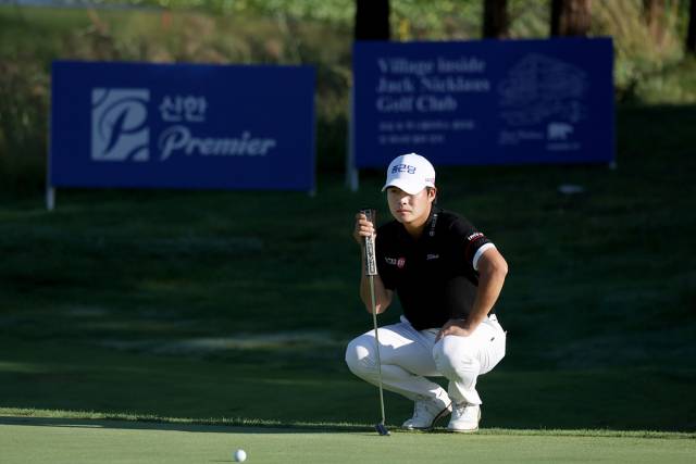 13번 홀 그린에서 퍼트 라인을 살피는 김민규. 사진 제공=KPGA