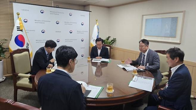 권기창 안동시장이 지난 10일 기획재정부를 방문해 예산 지원을 건의하고 있다. ⓒ안동시