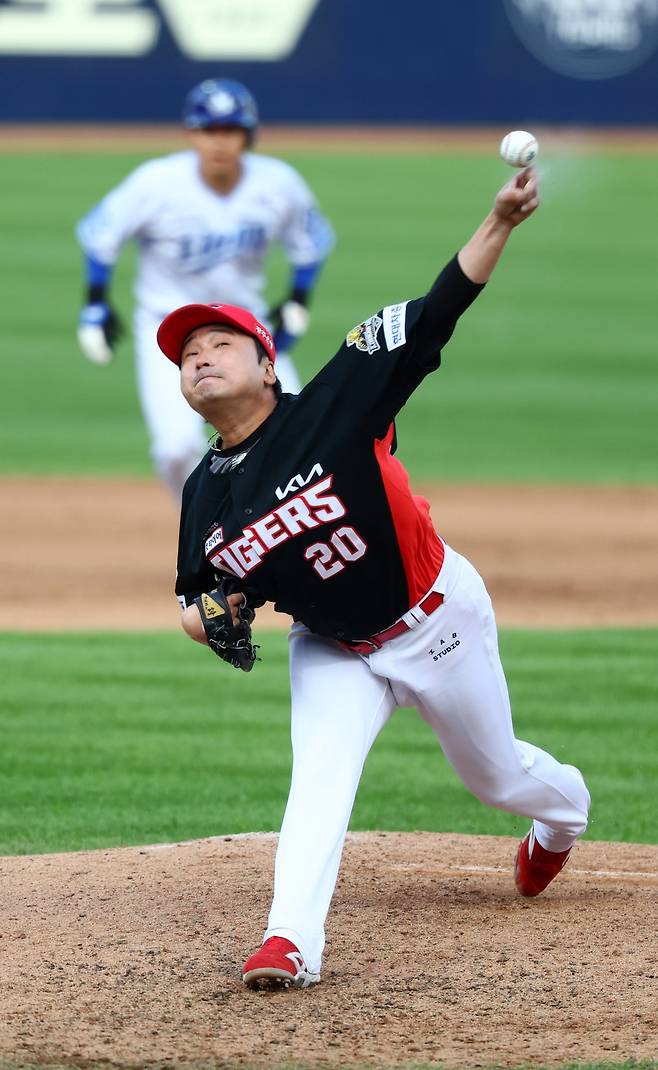 KIA 이준영은 10일 광주 삼성전에 등판하며 5연속시즌 50경기 등판의 이정표를 세웠다. 그는 철저한 몸관리와 슬라이더의 업그레이드를 기록 달성의 비결로 꼽았다. 뉴시스