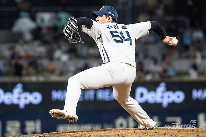 NC 김진호는 임시 마무리 투수로 보직을 바꾸면서 목표로 했던 20홀드 달성이 힘들어졌다. 하지만 팀을 위해 헌신하는 마음가짐은 그대로다.｜NC 다이노스