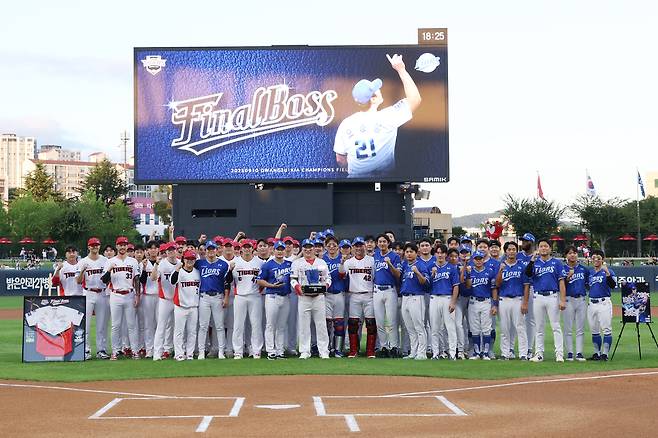 10일 광주 삼성-KIA전을 앞두고 열린 삼성 오승환의 은퇴 기념 행사에서 양 팀 선수단이 기념 사진을 찍고 있다. KIA타이거즈 제공