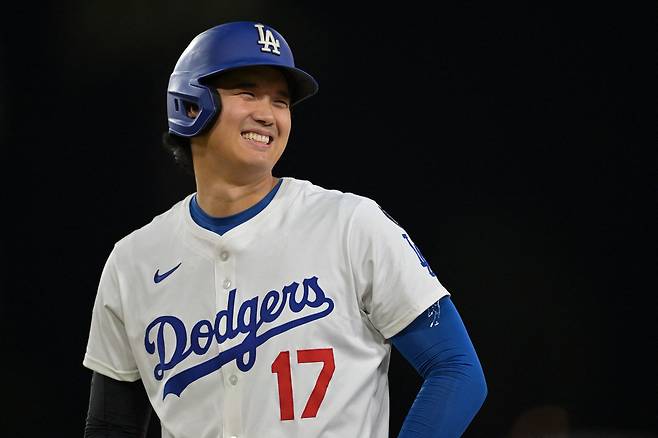 LA 다저스 오타니 쇼헤이가 11일 콜로라도전에서 8회말 타격방해로 출루하면서 활짝 웃고 있다. Imagn Images연합뉴스