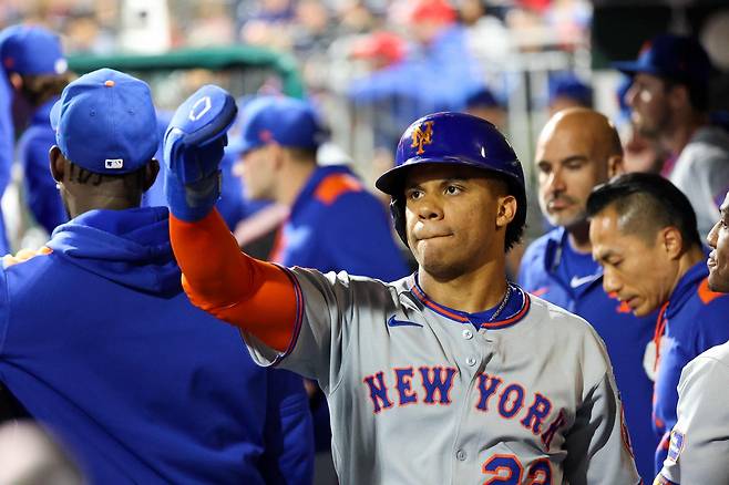 뉴욕 메츠 소토가 11일 필라델피아전에서 4회초 득점한 뒤 동료의 축하를 받고 있다. AFP연합뉴스