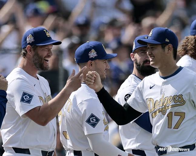 지난 3월 메이저리그 개막전을 앞두고 하이파이브를 하는 커쇼(왼쪽)과 오타니. /AFPBBNews=뉴스1