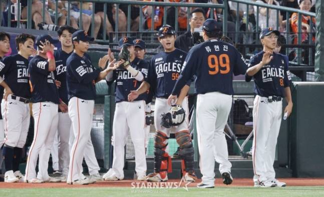 한화 류현진(오른쪽 2번째)이 10일 사직 롯데전에서 6회 수비를 마치고 마운드를 내려가고 있다. /사진=김진경 대기자