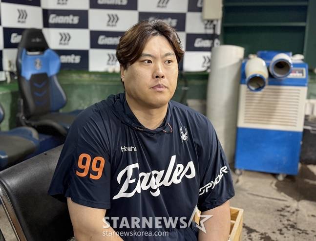 한화 류현진이 10일 사직 롯데전 승리 후 취재진과 인터뷰를 하고 있다. /사진=양정웅 기자