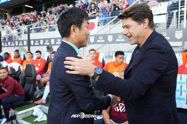 모리야스 하지메 일본 축구대표팀 감독(왼쪽)과 마우리시오 포체티노 미국 축구대표팀 감독이 인사를 나누고 있다. /AFPBBNews=뉴스1