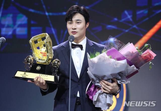2019년 KBO 유격수 골든글러브를 수상하고 있는 김하성. /사진=뉴시스