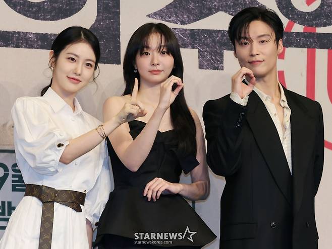 배우 신예은, 김다미, 허남준이 11일 오후 서울 구로구 더링크호텔에서 진행된 JTBC 토일드라마 '백번의 추억' 제작발표회에 참석해 포즈를 취하고 있다.  1980년대 100번 버스 안내양 영례와 종희의 빛나는 우정, 그리고 두 친구의 운명적 남자 재필을 둘러싼 애틋한 첫사랑을 그린 뉴트로 청춘 멜로 드라마 '백번의 추억'은 오는 13일 첫 방송된다. /2025.09.11 /사진=이동훈 photoguy@