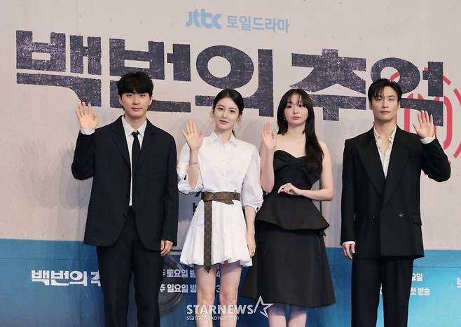 김상호 감독, 배우 신예은, 김다미, 허남준이 11일 오후 서울 구로구 더링크호텔에서 진행된 JTBC 토일드라마 '백번의 추억' 제작발표회에 참석해 포즈를 취하고 있다.  1980년대 100번 버스 안내양 영례와 종희의 빛나는 우정, 그리고 두 친구의 운명적 남자 재필을 둘러싼 애틋한 첫사랑을 그린 뉴트로 청춘 멜로 드라마 '백번의 추억'은 오는 13일 첫 방송된다. /2025.09.11 /사진=이동훈 photoguy@