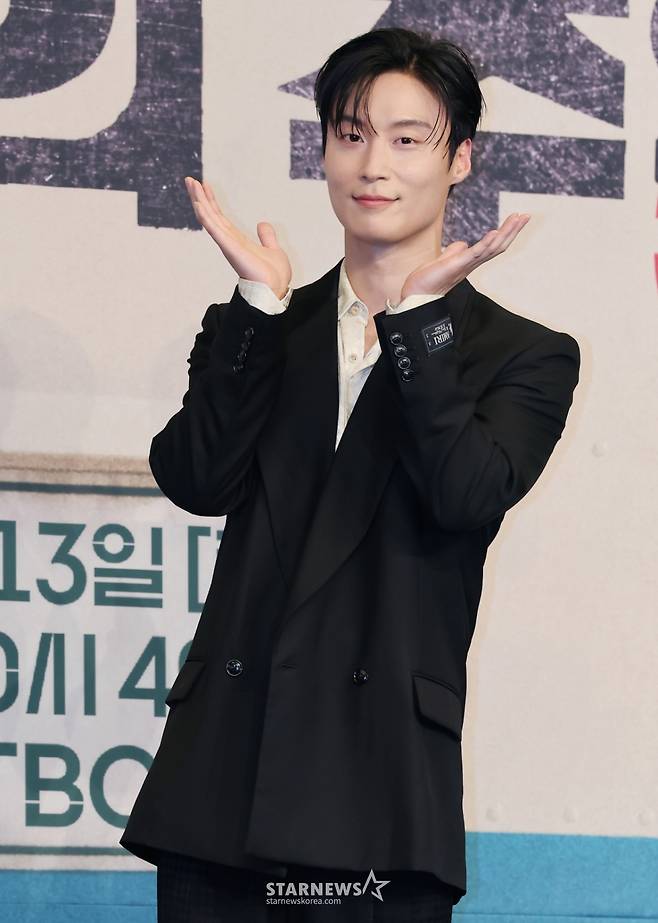 배우 허남준이 11일 오후 서울 구로구 더링크호텔에서 진행된 JTBC 토일드라마 '백번의 추억' 제작발표회에 참석해 포즈를 취하고 있다.  1980년대 100번 버스 안내양 영례와 종희의 빛나는 우정, 그리고 두 친구의 운명적 남자 재필을 둘러싼 애틋한 첫사랑을 그린 뉴트로 청춘 멜로 드라마 '백번의 추억'은 오는 13일 첫 방송된다. /2025.09.11 /사진=이동훈 photoguy@