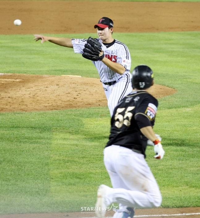 홈으로 파고드는 황재균을 아웃시키기 위해 홈으로 송구하는 김영우. /사진=강영조 선임기자