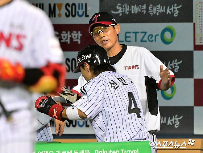 11일 오후 서울 송파구 잠실야구장에서 열린 '2025 신한 SOL Bank KBO리그' KT 위즈와 LG 트윈스의 경기, 3회말 무사 3루 LG 신민재가 문성주의 내야땅볼때 득점에 성공하고 있다. 잠실, 김한준 기자