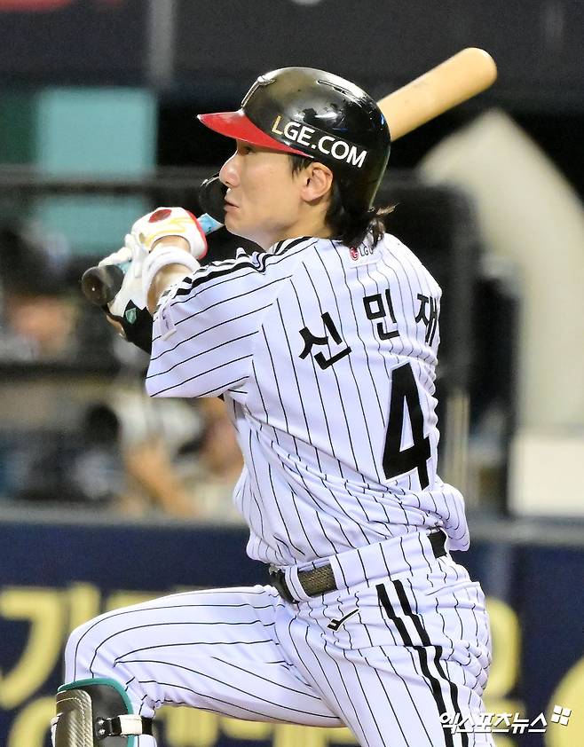 11일 오후 서울 송파구 잠실야구장에서 열린 '2025 신한 SOL Bank KBO리그' KT 위즈와 LG 트윈스의 경기, 4회말 무사 1루 LG 박해민이 중전안타를 날린 후 KT 스티븐슨의 실책으로 2루까지 진루하고 있다. 잠실, 김한준 기자