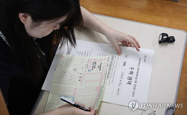 올 수능 전 마지막 모평 (부산=연합뉴스) 강선배 기자 = 2026학년도 대학수학능력시험 9월 모의평가 시험일인 지난 3일 오전 부산 금정구 사대부고 학생들이 시험을 준비하고 있다. 2025.9.11 sbkang@yna.co.kr