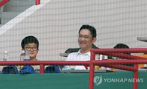 삼성전자 이재용 회장과 아들 지호      (서울=연합뉴스) 서울 목동구장에서 열린 프로야구 삼성-넥센 경기를 관람하는 이재용 삼성전자 회장과 아들 지호의 모습. 2012.5.20