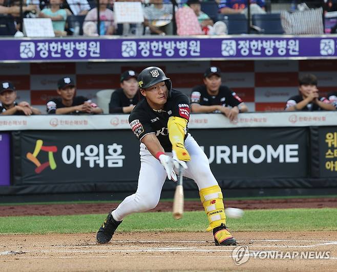 안현민 '타격' (대전=연합뉴스) 이주형 기자 = 5일 대전 한화생명 볼파크에서 열린 프로야구 2025 신한 SOL 뱅크 KBO리그 kt wiz와 한화 이글스 경기. KT 안현민이 1회 초 2사 때 타격하고 있다. 2025.8.5 coolee@yna.co.kr