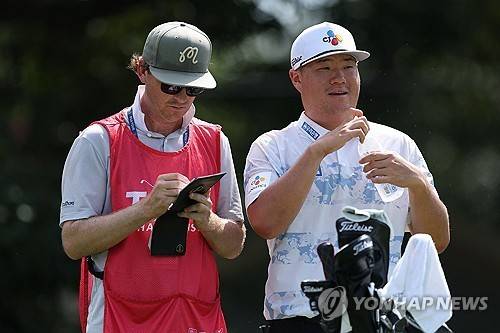PGA투어 투어 챔피언십에서 캐디와 코스 공략을 의논하는 임성재. [AFP/게티이미지=연합뉴스]
