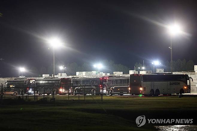 구금 한국 근로자 태울 버스 (포크스턴[미국 조지아주]=연합뉴스) 윤동진 기자 = 이민단속으로 체포됐던 현대차-LG엔솔 배터리공장 건설 현장 직원들이 탑승할 버스가 11일(현지시간) 미국 조지아주 포크스턴의 이민세관단속국(ICE) 구금시설에 주차돼 있다. 2025.9.11 mon@yna.co.kr