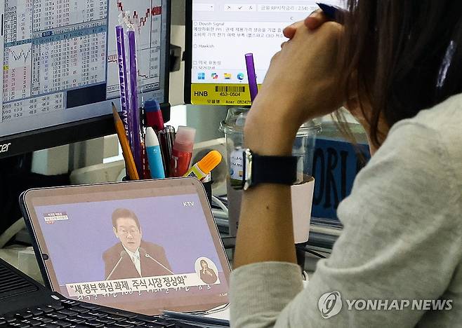 이재명 대통령 취임 100일 기자회견 시청하는 딜러 (서울=연합뉴스) 임화영 기자 = 11일 서울 중구 하나은행 딜링룸에서 딜러가 이재명 대통령 취임 100일 기자회견을 시청하고 있다. 2025.9.11 hwayoung7@yna.co.kr