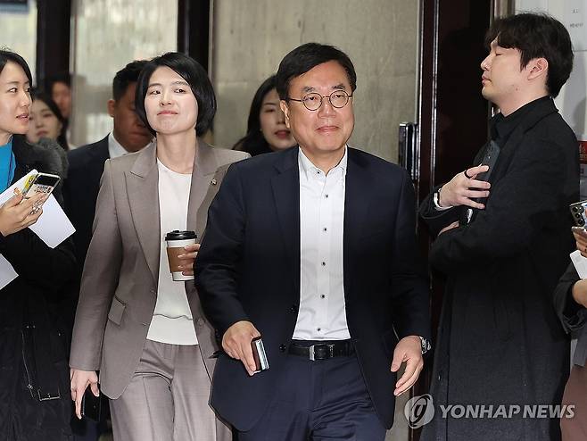 비상의원총회 참석하는 서범수 사무총장과 한지아 수석대변인 [연합뉴스 자료사진]