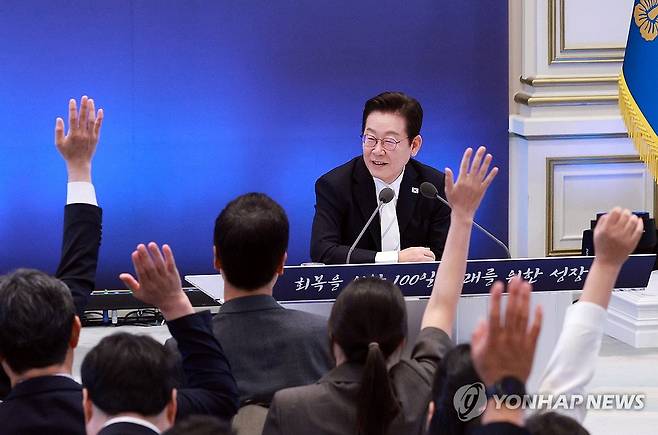 이재명 대통령, 취임 100일 기자회견 (서울=연합뉴스) 김도훈 기자 = 이재명 대통령이 11일 청와대 영빈관에서 열린 취임 100일 기자회견 '회복을 위한 100일, 미래를 위한 성장'에서 질문을 받고 있다. 2025.9.11 [대통령실통신사진기자단] superdoo82@yna.co.kr