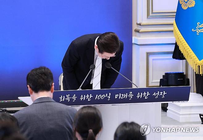 인사하는 이재명 대통령 (서울=연합뉴스) 김도훈 기자 = 이재명 대통령이 11일 청와대 영빈관에서 취임 100일 기자회견을 마친 뒤 인사하고 있다. 2025.9.11 [대통령실통신사진기자단] superdoo82@yna.co.kr