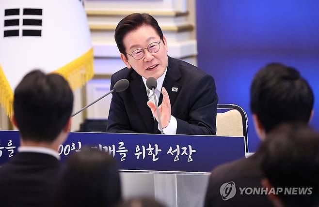 취임 100일 기자회견, 발언하는 이재명 대통령 (서울=연합뉴스) 김도훈 기자 = 이재명 대통령이 11일 청와대 영빈관에서 열린 취임 100일 기자회견 '회복을 위한 100일, 미래를 위한 성장'에서 발언하고 있다. 2025.9.11 superdoo82@yna.co.kr
