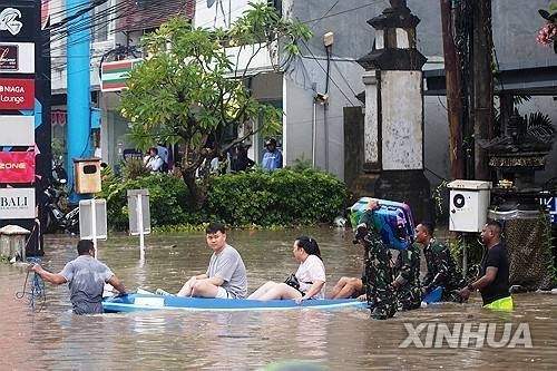 홍수로 물에 잠긴 발리 덴파사르 [신화통신 연합뉴스. 재판매 및 DB 금지]