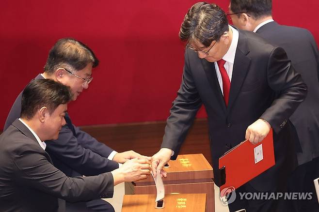 체포동의안 찬성 표결하는 권성동 의원 (서울=연합뉴스) 김주성 기자 = 불법 정치자금 수수 혐의를 받는 국민의힘 권성동 의원이 11일 국회 본회의에서 자신의 체포동의안에 대해 투표하고 있다. 불체포특권 포기 의사를 밝힌 바 있는 권 의원이 "가"라고 적은 투표용지를 투표함에 넣고 있다. 2025.9.11 utzza@yna.co.kr