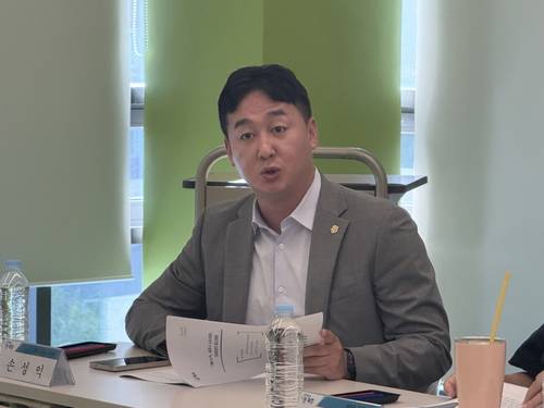 파주시의회 손성익 의원이 도서관운영위원회에서 ‘리박스쿨 도서’ 퇴출에 대해 설명하고 있다. /파주시의회 제공