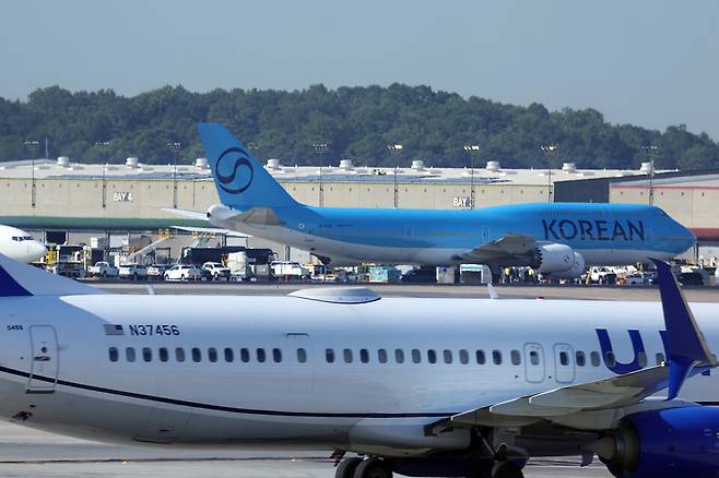 ▲ &nbsp;미국 이민당국에 의해 체포·구금됐다 풀려난 한국인 근로자들이 탑승한 버스가 11일(현지시간) 미국 조지아주 하츠필드·잭슨 애틀랜타 국제공항에 도착해 대한항공 전세기 옆에서 대기하고 있다. /연합뉴스