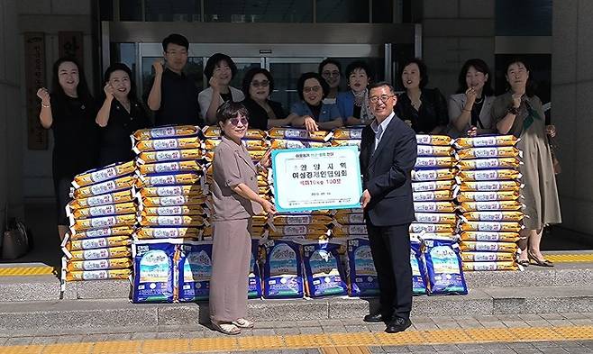 안양지역여성경제인협의회 백미 기탁 (2025년 9월 10일 오전 10시 안양시청 본관 앞_왼쪽부터 이혜계 안양지역여성경제인협의회 회장과 신영수 안양시 기획경제실장) 사진=안양시