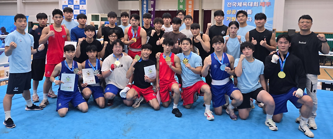 12일 제주 서귀포다목적체육관에서 폐막한 제55회 대통령배 전국시도복싱대회서 부별 종합우승을 달성한 용인시청 선수단이 기념사진을 찍고 있다. 사진=용인대학교