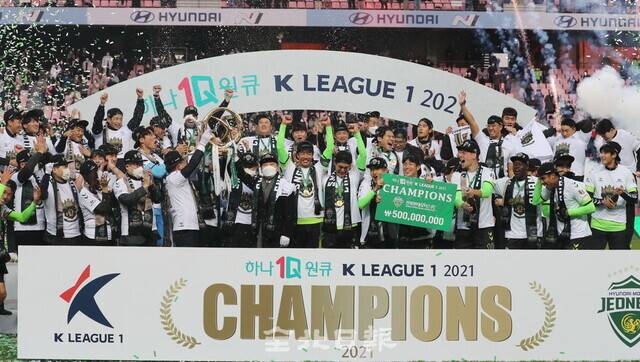 5일 전주월드컵경기장에서 열린 하나원큐 K리그1 2021 파이널A 최종 38라운드에서 우승을 확정한 전북 현대 선수들이 시상대에 올라 환호하고 있다. 전북일보 DB