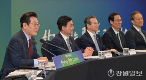 이재명 대통령이 12일 춘천시 강원창작개발센터에서 열린 지역 토론회 ‘강원의 마음을 듣다’ 타운홀 미팅에 참석해 모두발언을 하고 있다. 박승선기자