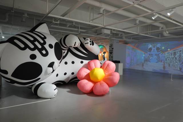 조세민 작가의 대형 공기 조형인 ‘꽃과 나비인 달리’가 관람객을 반긴다.