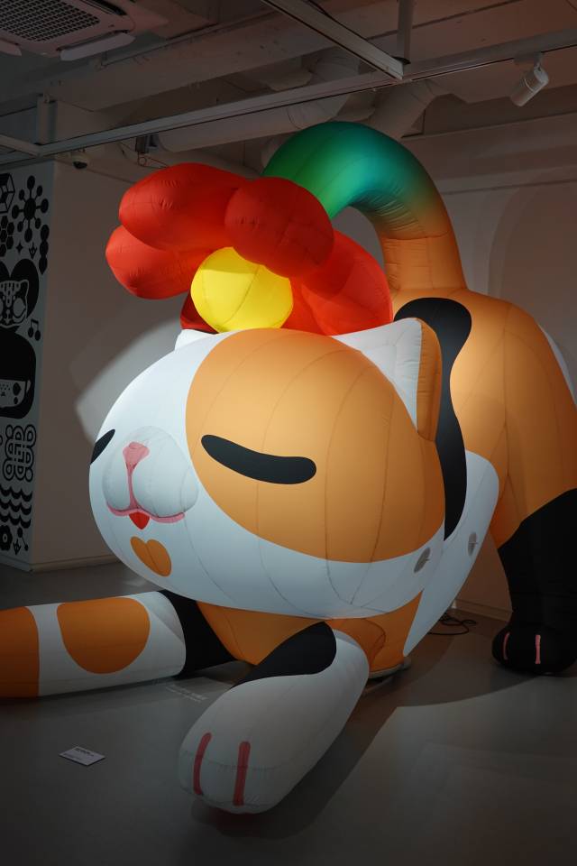 조세민 작가의 ‘꽃과 나비인 이비’ 역시 대형 공기 조형이다.