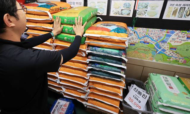 햅쌀 출하를 앞두고 쌀값이 고공행진을 이어가자, 정부가 쌀 수급 안정을 위해 정부 양곡(벼)을 추가로 공급하기로 했다. 연합뉴스