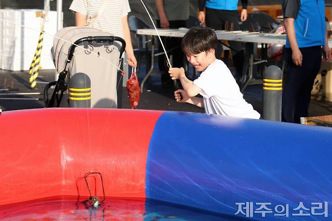 제6회 서귀포은갈치축제에서 소라 낚시 체험을 하고 있는 어린이. ⓒ제주의소리